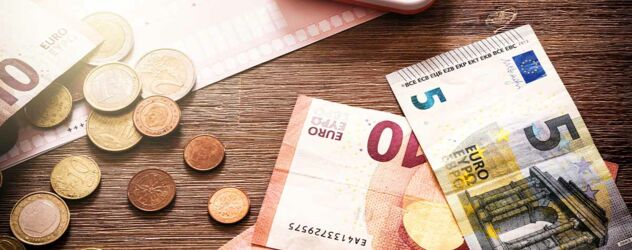 unterschiedliche Geldscheine und Geldmünzen in Euro