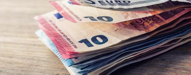Mehrere hundert Euro-Banknoten nach Wert gestapelt