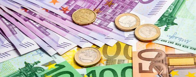 unterschiedliche Geldscheine und Münzen in Euro